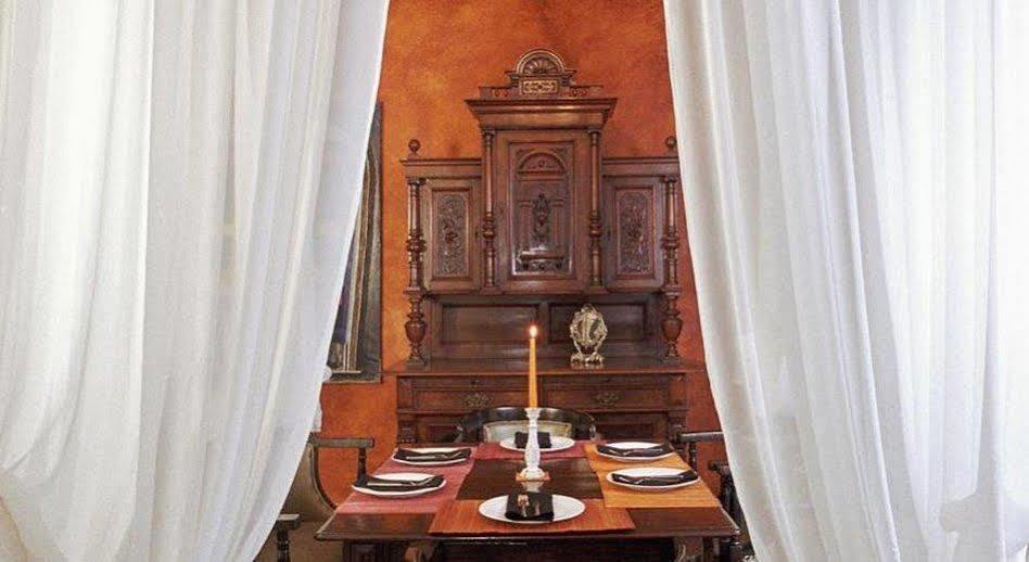 Trivia Antique Sofia